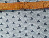 Triangulos grises / 0.25 ud